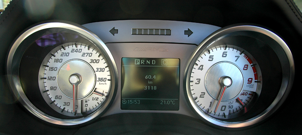 Mercedes SLS AMG Roadster: Blick auf die Rundinstrumentierung. 
