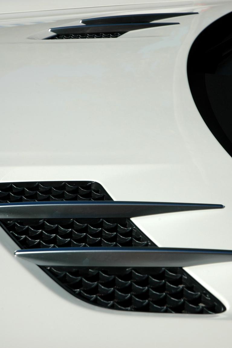 Mercedes SLS AMG Roadster: Details auf der Motorhaube. 