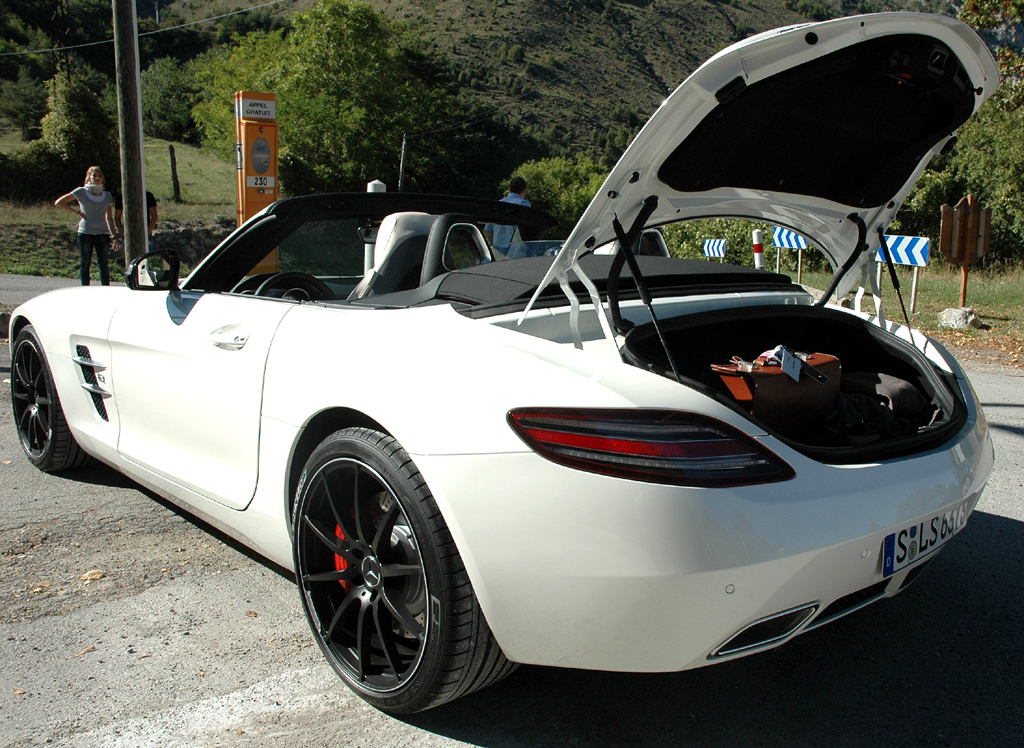 Mercedes SLS AMG Roadster: Ins Gepäckabteil passen immerhin noch 173 Liter hinein. 
