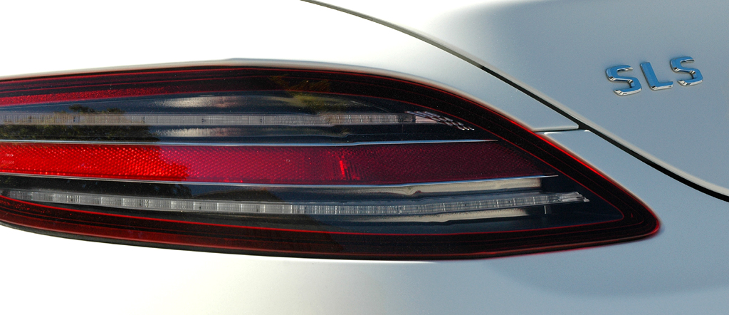 Mercedes SLS AMG Roadster: Moderne Leuchteinheit hinten mit Modellschriftzug. 