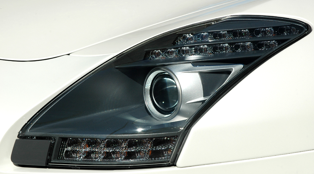 Mercedes SLS AMG Roadster: Moderne Leuchteinheit mit LED-Technik vorn. 