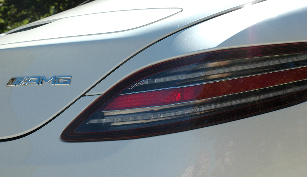 Mercedes SLS AMG Roadster: Moderne Leuchteinheit mit Markenschriftzug hinten. 