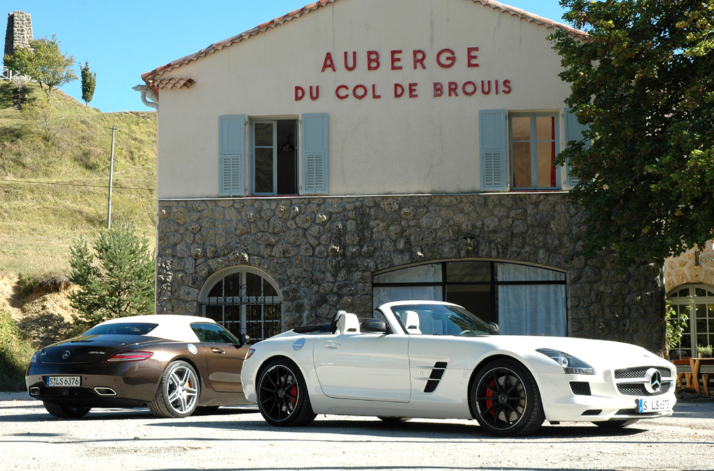 Mercedes SLS AMG Roadster, einmal offen, einmal mit geschlossenem Stoffverdeck. 