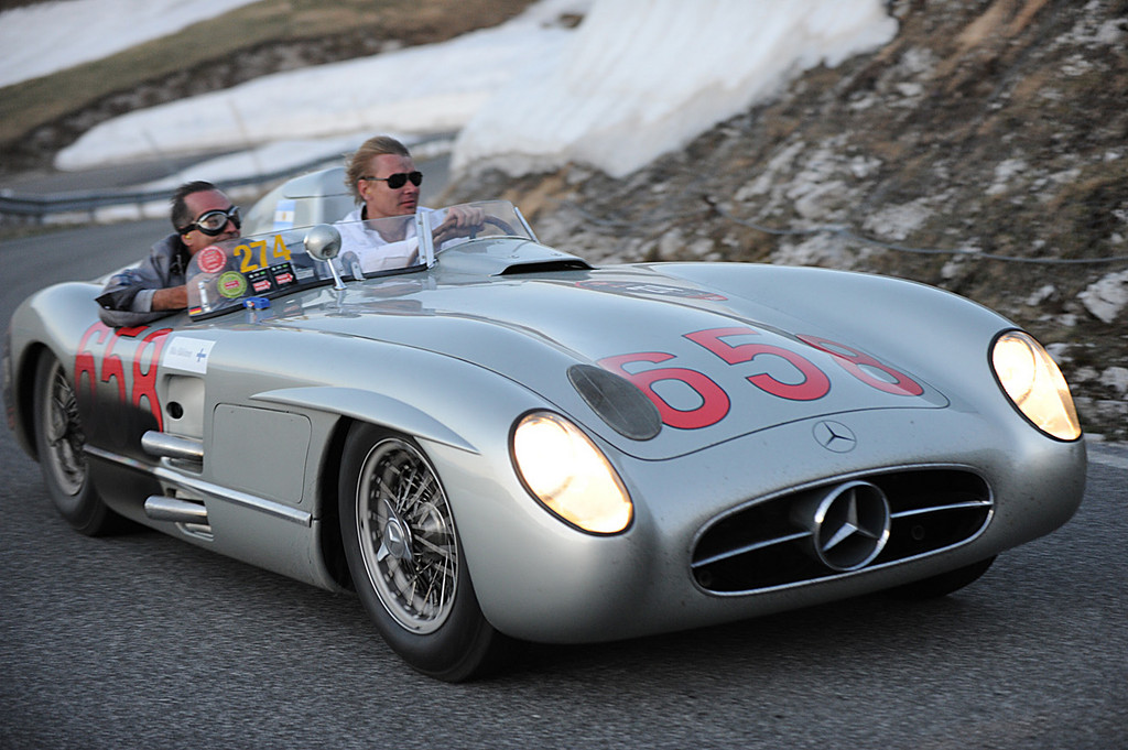 Mille Miglia 2011: Mika Häkkinen (rechts) und Juan Manuel Fangio II., Mercedes-Benz Typ 300 SLR (Baureihe W 196 R). In einem baugleichen Fahrzeug errang Juan Manuel Fangio 1955 den zweiten Platz bei der Mille Miglia.