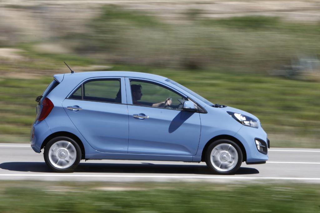 Mit dem 51 kW/69 PS starken 1,0-Liter-Dreizylinder ist man für die Stadt und auch für das lockere Mitschwimmen auf der Autobahn 