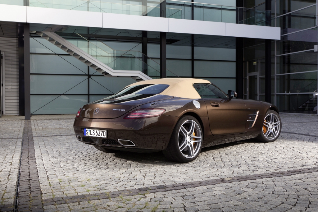 Neuer Farbton: Mercedes-Benz SLS AMG in Sepang Braun.