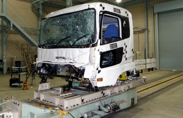 Neuer Lkw-Crashtest: Führerhaus fährt Schlitten
