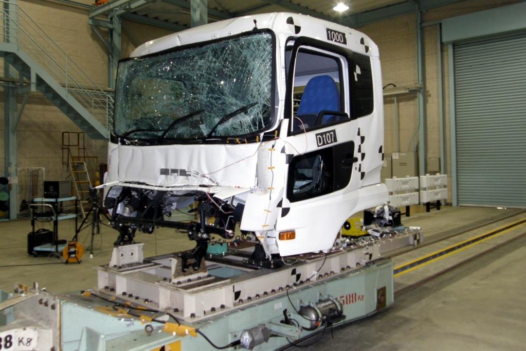 Neuer Lkw-Crashtest: Führerhaus fährt Schlitten