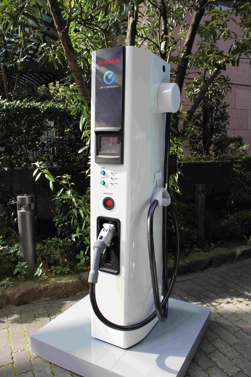 Nissan entwickelt neues Schnell-Ladegerät