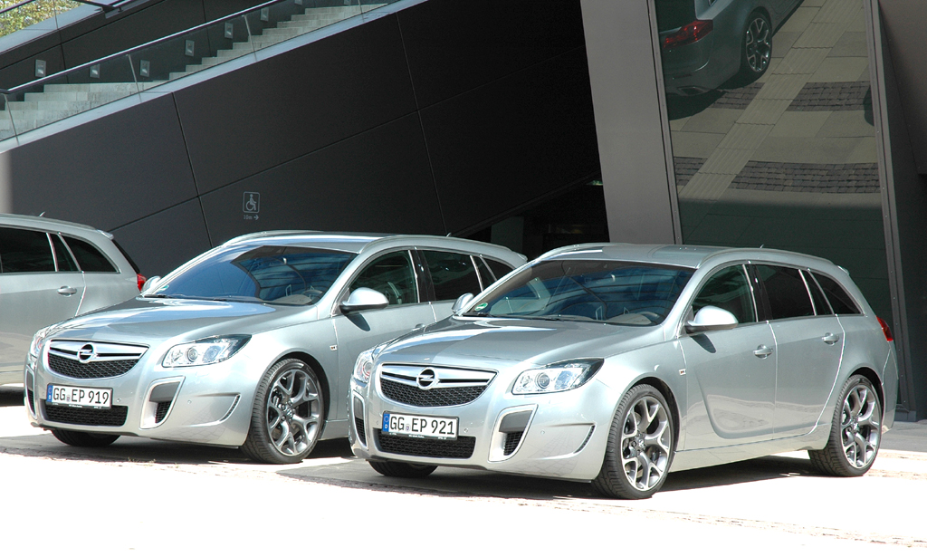 Opel Insignia: Die OPC-Varianten, hier als Kombi, setzen schon äußerlich sportliche Akzente. 