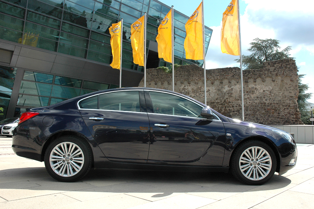 Opel Insignia: Neben dem Sports Tourer fährt auch die Limousine überaus formschön vor.