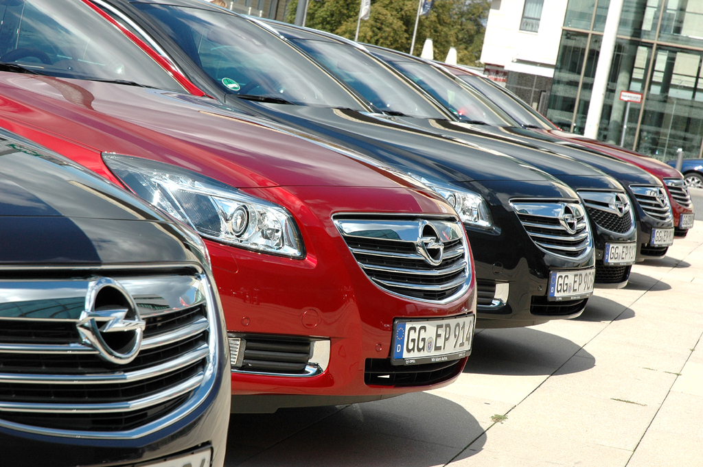 Opel Insignia: Testfahrzeug-Parade bei der Präsentation vor dem Darmstadtium in Darmstadt. 