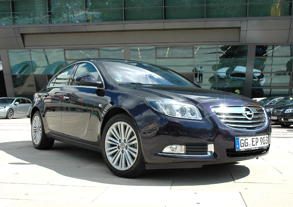 Opel hat den gehobenen Mittelklasse-Insignia, hier als Limousine, aufgewertet. Fotos: Koch