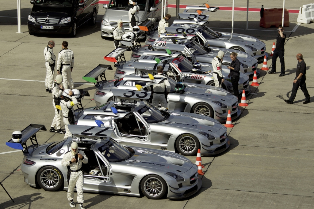Panorama: SLS AMG GT3 - Der Flügeltürer für die Rennstrecke