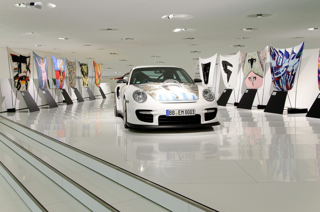 Porsche-Museum zeigt Kunst auf GT2-Fronthauben