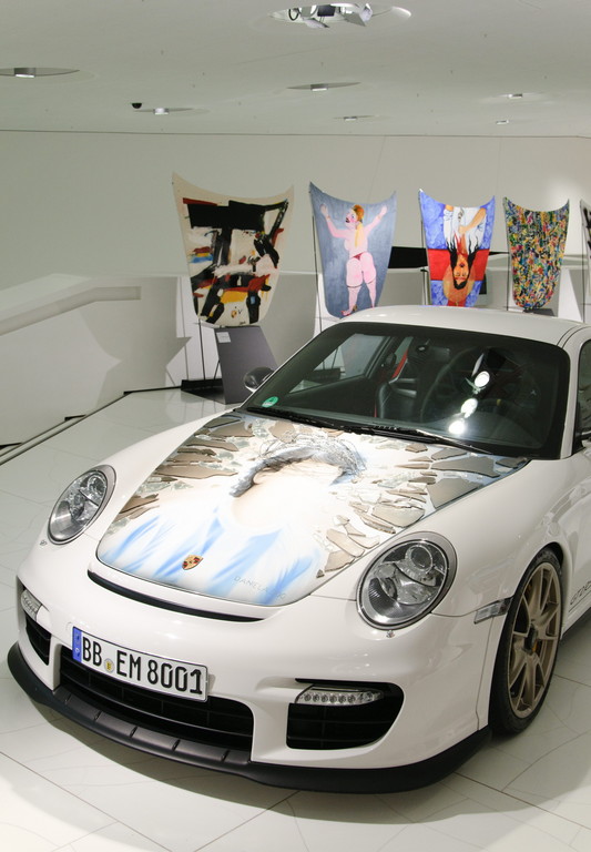Porsche-Museum zeigt Kunst auf GT2-Fronthauben