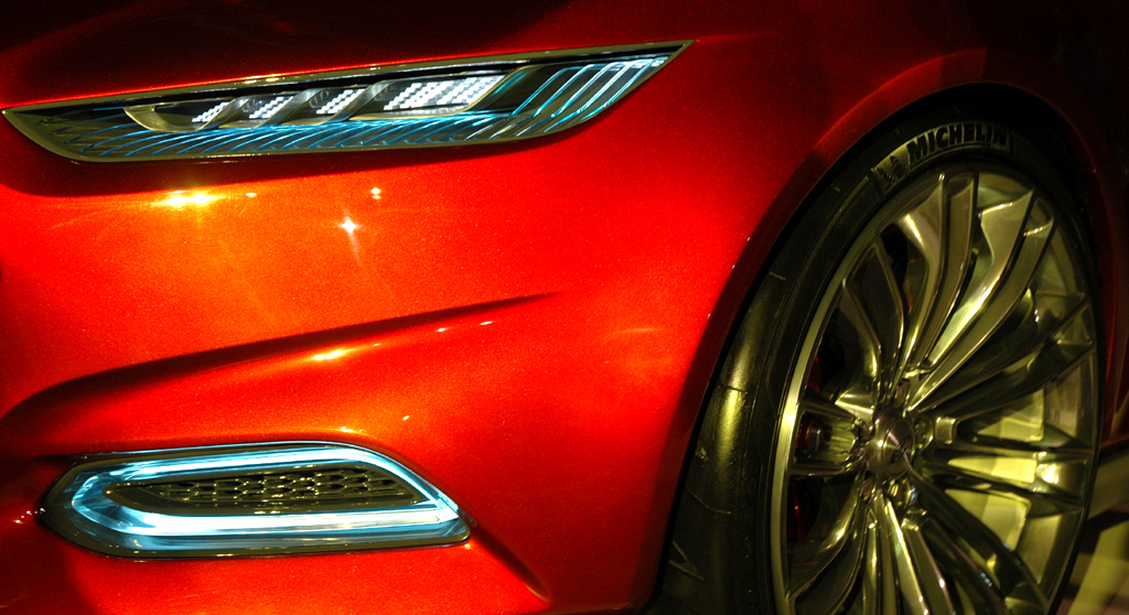 Schmale Scheinwerfer-Schlitze begrenzen seitlich die kurze Motorhaube des Ford Evos. 