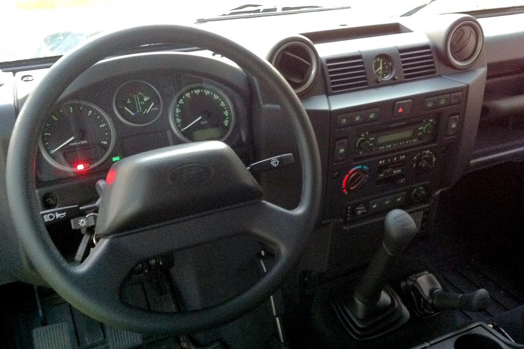 Spartanisch zeigt sich das Cockpit