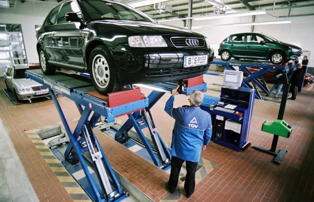 TÜV Rheinland prüft und schätzt Oldtimer in Frankfurt