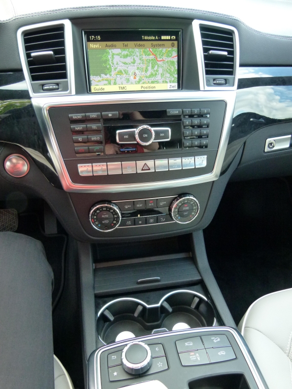 Test Mercedes-Benz M-Klasse: Offroad im Premium SUV – Das kann ja jeder ...