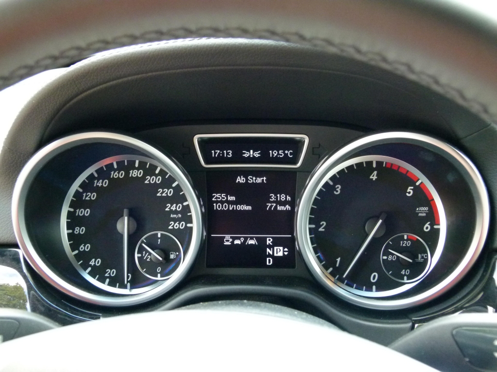 Test Mercedes-Benz M-Klasse: Offroad im Premium SUV – Das kann ja jeder ...
