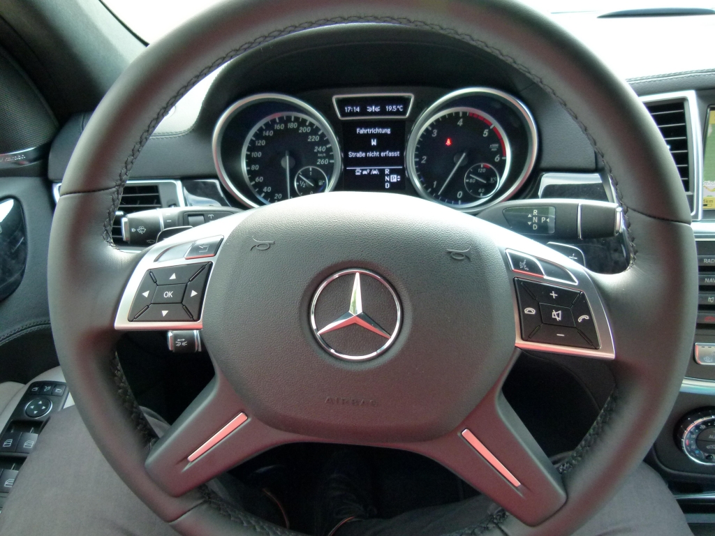 Test Mercedes-Benz M-Klasse: Offroad im Premium SUV – Das kann ja jeder ...