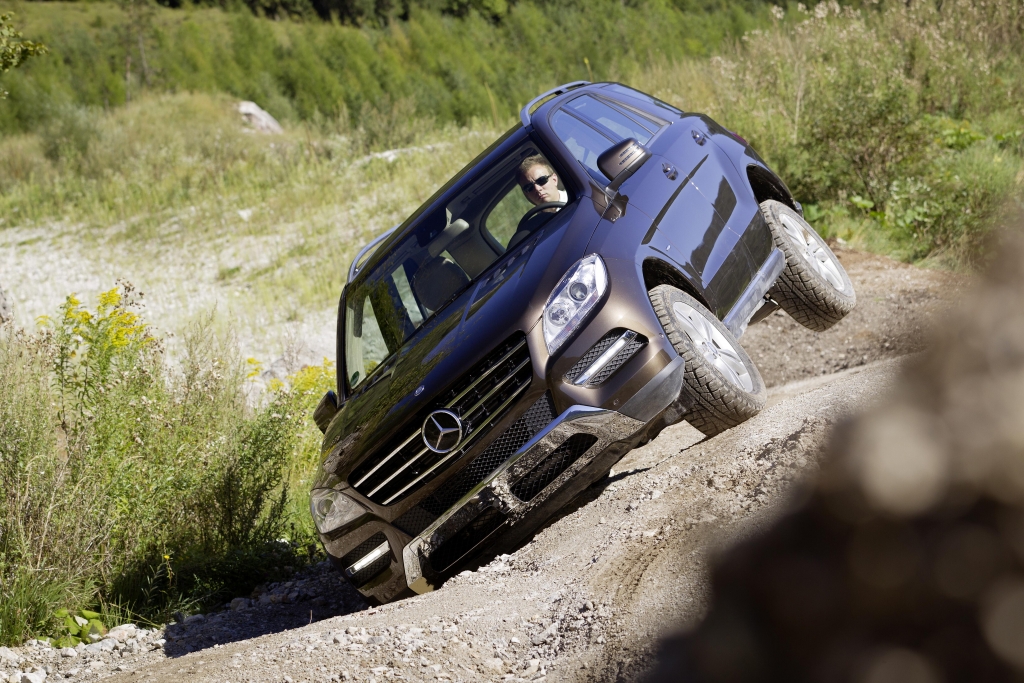 Test Mercedes-Benz M-Klasse: Offroad im Premium SUV – Das kann ja jeder ...