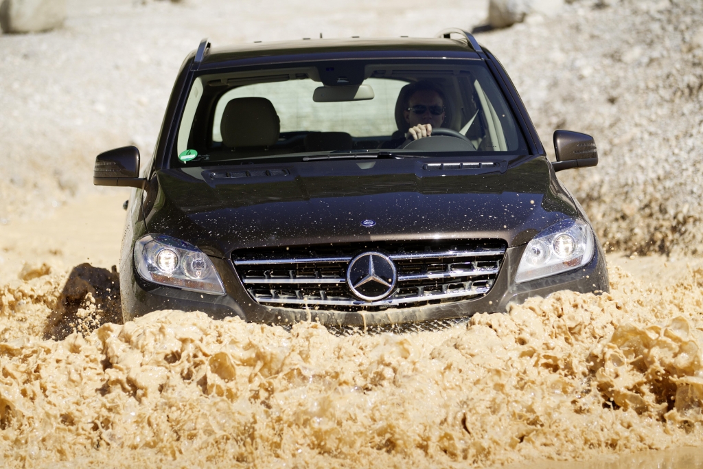 Test Mercedes-Benz M-Klasse: Offroad im Premium SUV – Das kann ja jeder ...