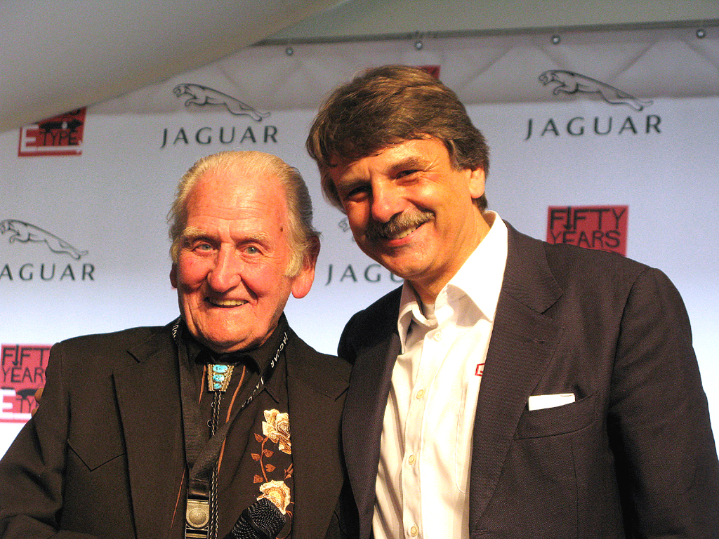 Testfahrer Norman Dewis zusammen mit Jaguar-Land-Rover-Chef Ralf Speth. 