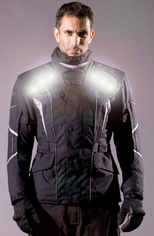 Triumph bietet Motorradjacke mit LED
