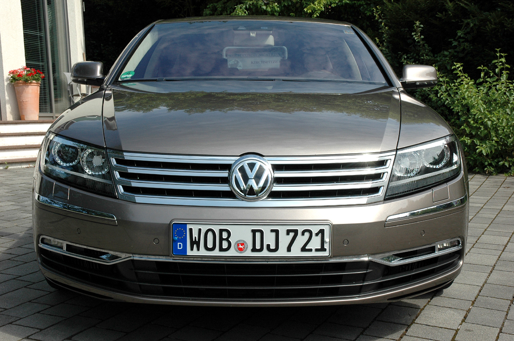 VW Phaeton: Blick auf die Frontpartie des Luxuslimousine. 