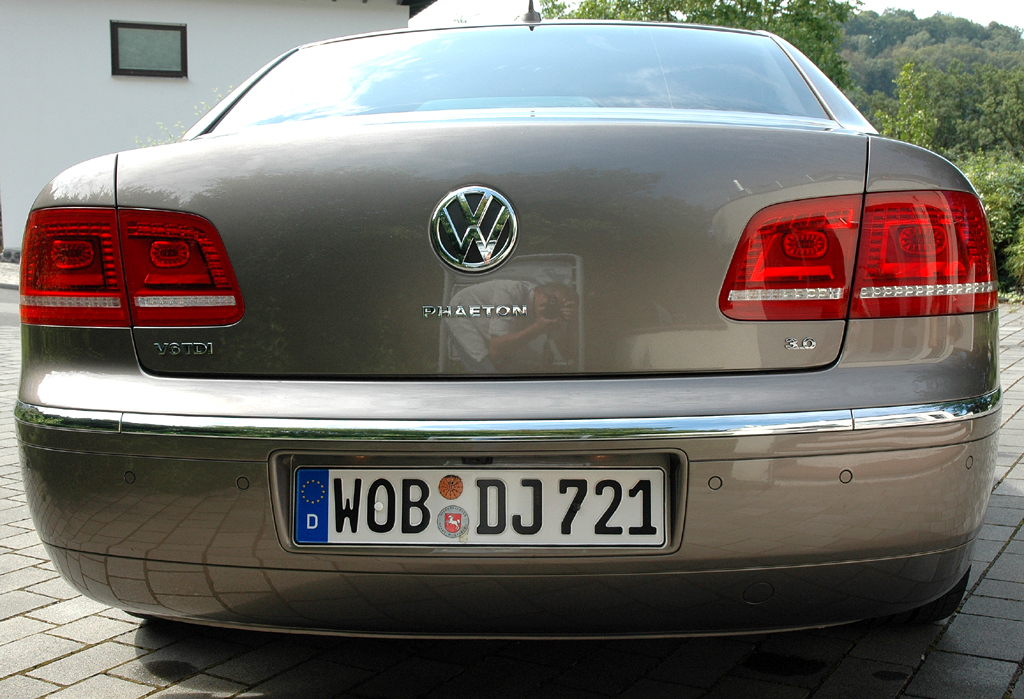 VW Phaeton: Blick auf die Heckpartie. 