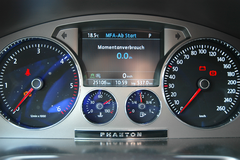 VW Phaeton: Blick durch den Lenkradkranz auf die Rundinstrumentierung. 