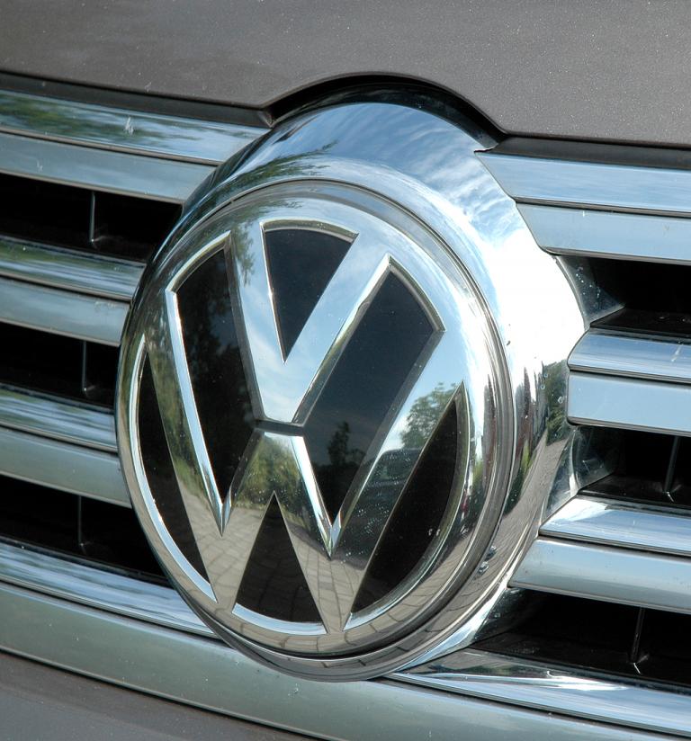 VW Phaeton: Das Markenlogo prangt groß und mittig vorn im Kühlergrill. 