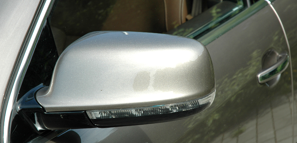 VW Phaeton: In die Außenspiegel sind Blinkleisten integriert. 