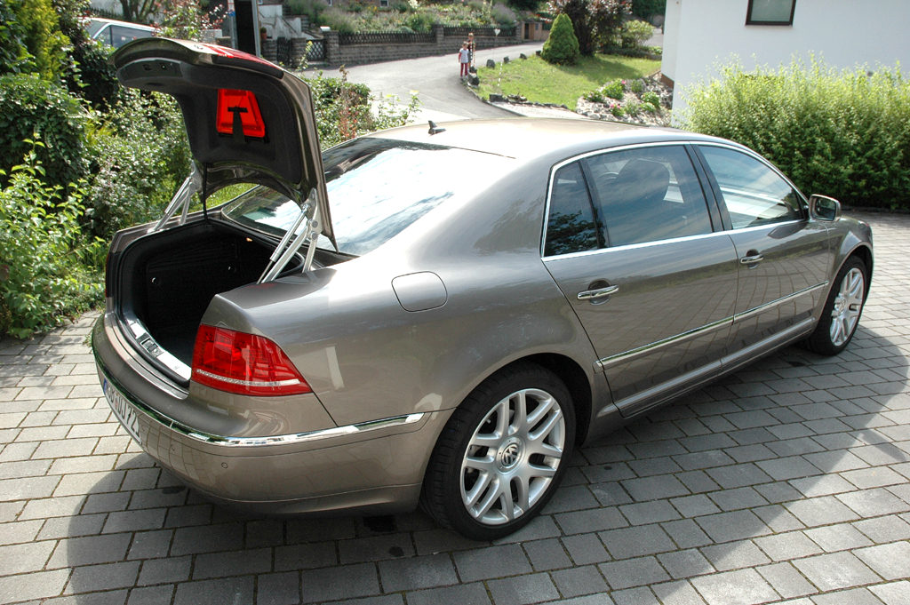 VW Phaeton: Ins Gepäckabteil passen 500 Liter hinein. 