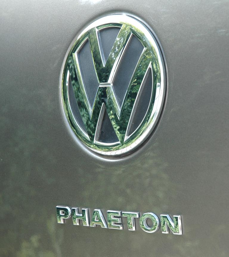 VW Phaeton: Markenlogo und Modellschriftzug sitzen hinten an der Kofferraumklappe. 