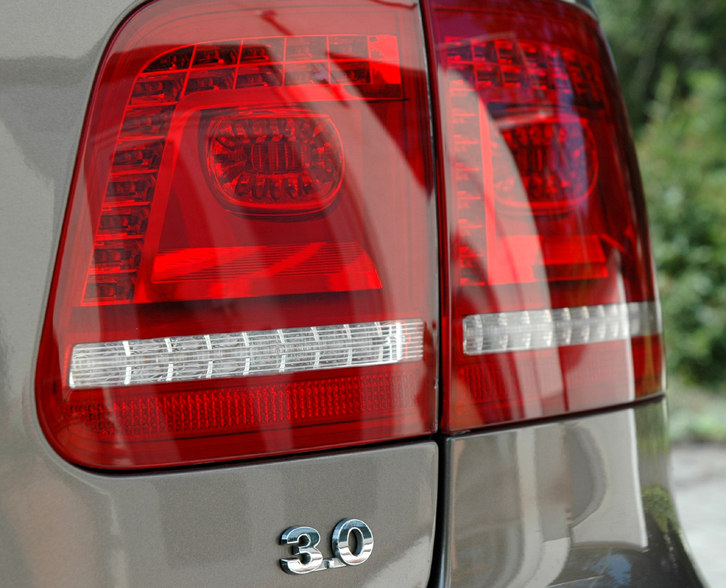 VW Phaeton: Moderne Leuchteinheit hinten mit Hinweis auf den Hubraum. 