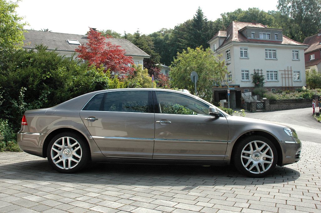 VW Phaeton: Und so sieht die rund 5,2 Meter lange Stretchversion von der Seite aus.
