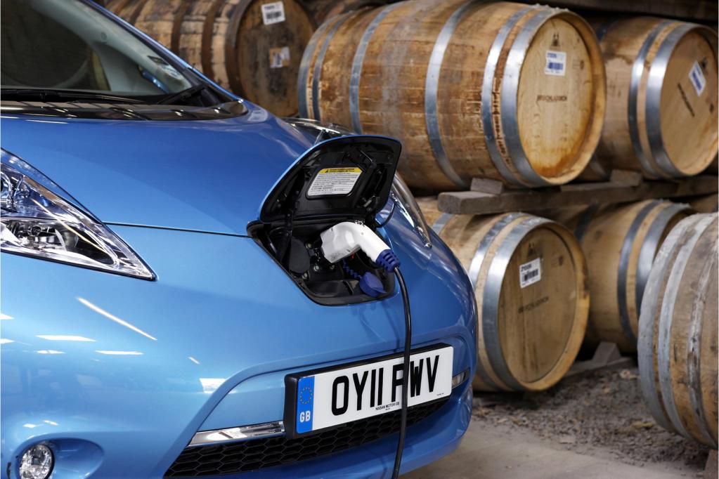 Whisky und Nissan Leaf? Das passt auf der schottischen Insel Islay prima zusammen. 