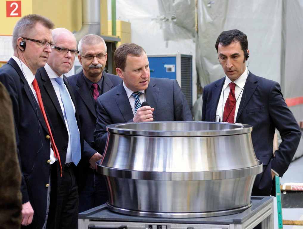 (v. l.) Robert Schullan und Rainer Hundsdörfer, Vorstände der Schaeffler Industrie-Sparte, Norbert Lenhard, Gesamtbetriebsratsvorsitzender, Rudolf Lenhart, Werkleiter, und Cem Özdemir, Bundesvorsitzender Bündnis 90/Die Grünen.