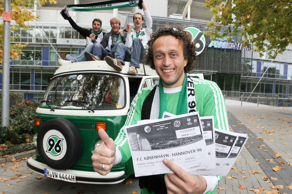 Andreas Bress. Im Hintergrund: Philip Cordini, Axel Barembruch und Bastian Kaminiarz (v. l.) auf dem Weg zum hannoverschen Auswärtsspiel nach Kopenhagen.