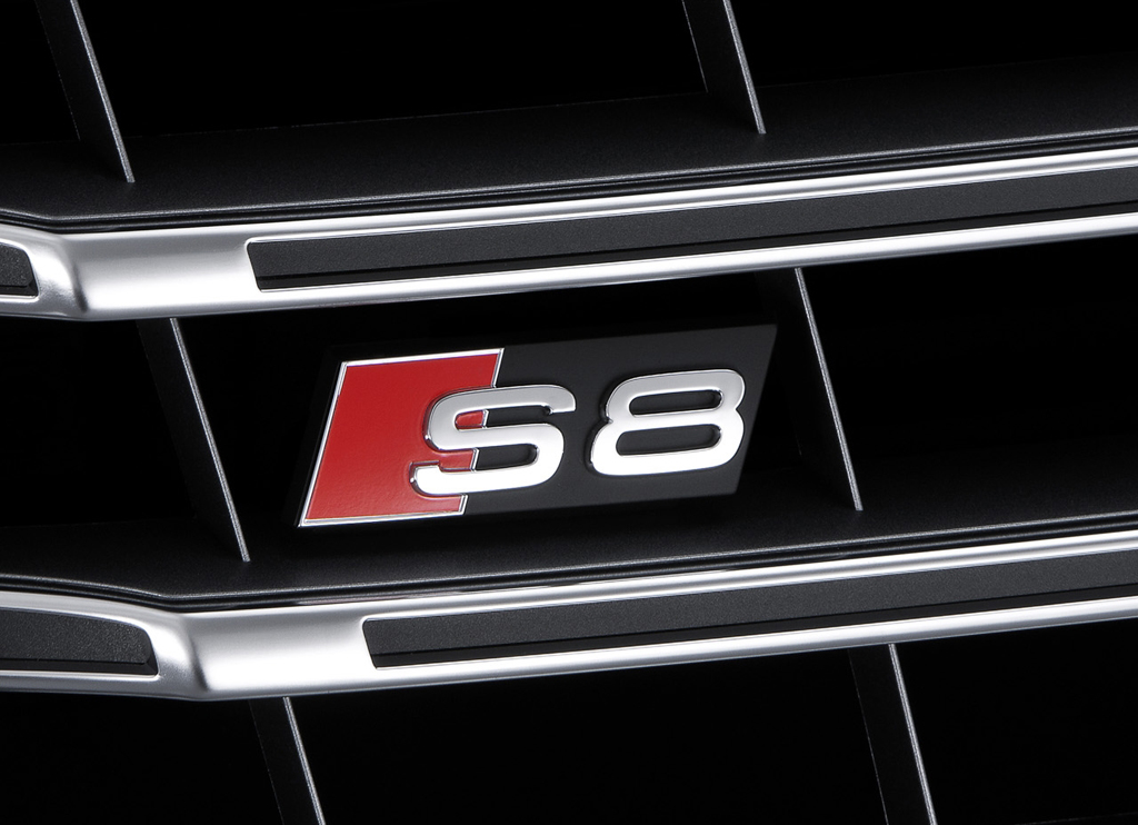 Audi S8: Das Modelllogo sitzt vorne auch im Kühlergrill.