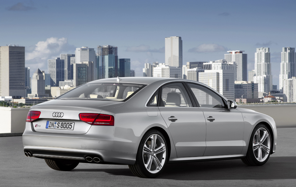 Audi S8: Heck-/Seitenansicht.