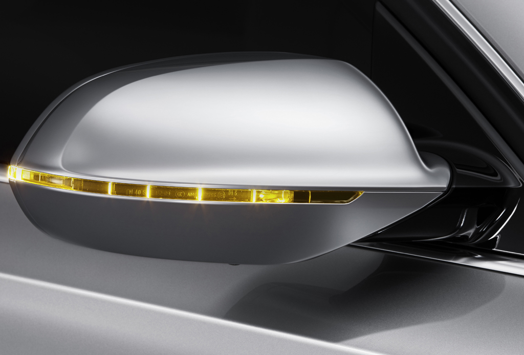 Audi S8: In die Außenspiegel sind Blinkleisten integriert.