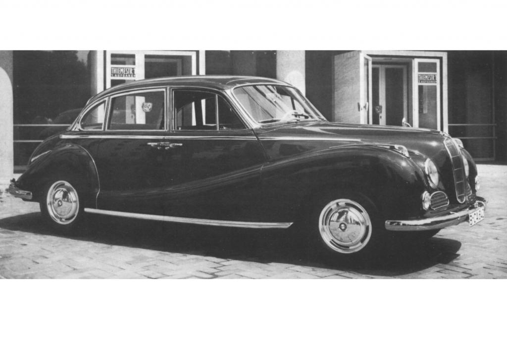 Auf dem Genfer Salon debütiert der BMW 502 mit dem ersten europäischen V8-Leichtmetallmotor. 