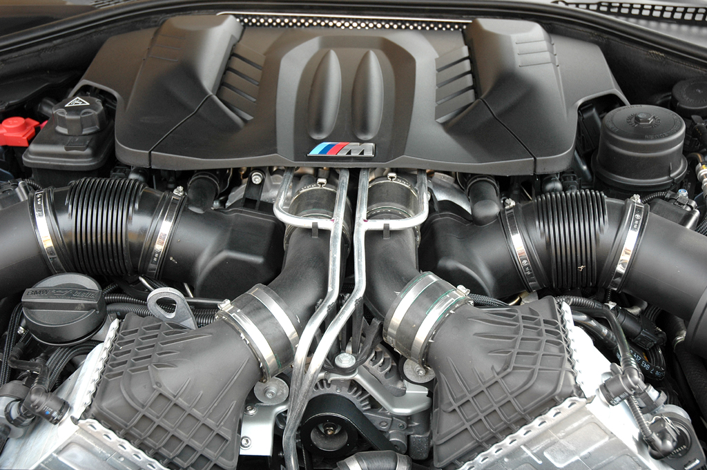 BMW M5: Blick auf den 4,4-Liter-Achtzylinder-Biturbobenziner mit 560 PS. 