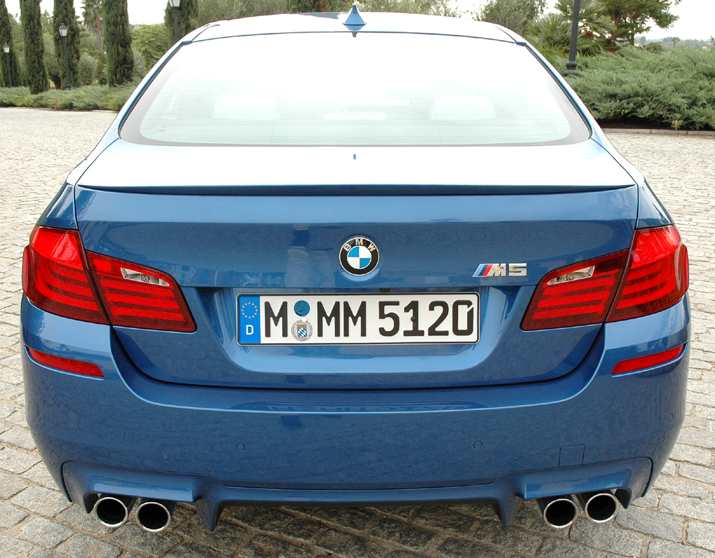 BMW M5: Blick auf die Rückseite mit Heckschürze, vierflutigem Auspuff und Diffusor. 