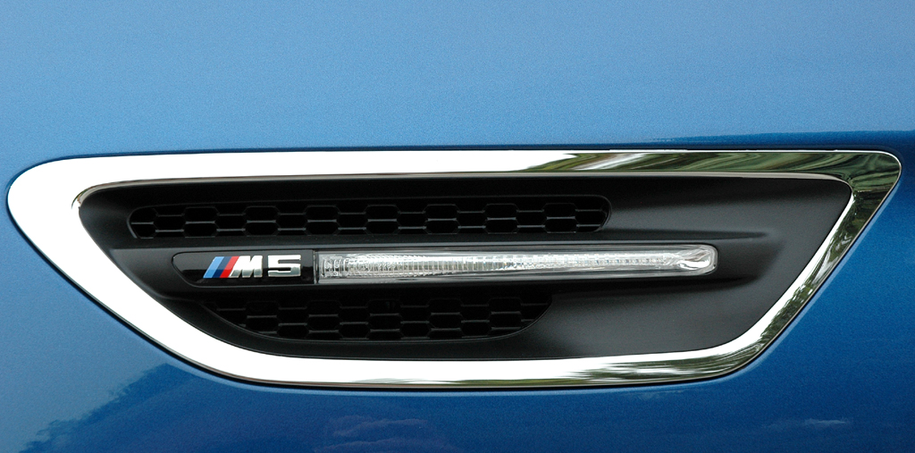 BMW M5: Blick auf eine der ebenfalls M-typischen Seitenkiemen. 