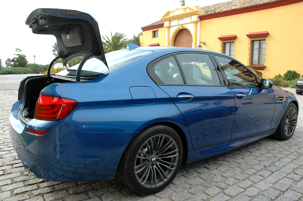 BMW M5: Ins Gepäckabteil passen ordentliche 520 Liter hinein.